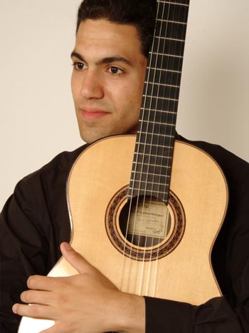 Victor Landeira abrazado a su su guitarra