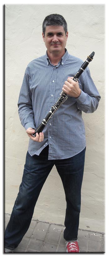 Foto de Juan Manuel Aleman con su clarinete de cuerpo entero