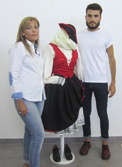 Marisol Brito y su hijo Paco Vales junto al traje corto (Foto: LUZ RODRÍGUEZ)