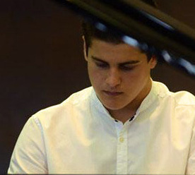 Isaac Martínez: «Con esfuerzo y sacrificio», así define el joven pianista su dedicación por la música
