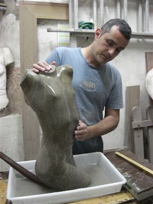 Los torsos femeninos de Manuel Marrero Marrero en su taller