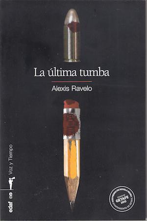 Alexis Ravelo con su novela 'La última tumba' en el Club de Lectura