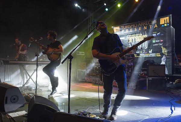 Delorentos inauguró su gira española con un apoteósico concierto en el Charco de San Ginés