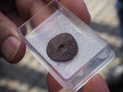 La intervención arqueológica en el ingenio de Guía pone al descubierto estructuras de la fábrica y una moneda del siglo XV