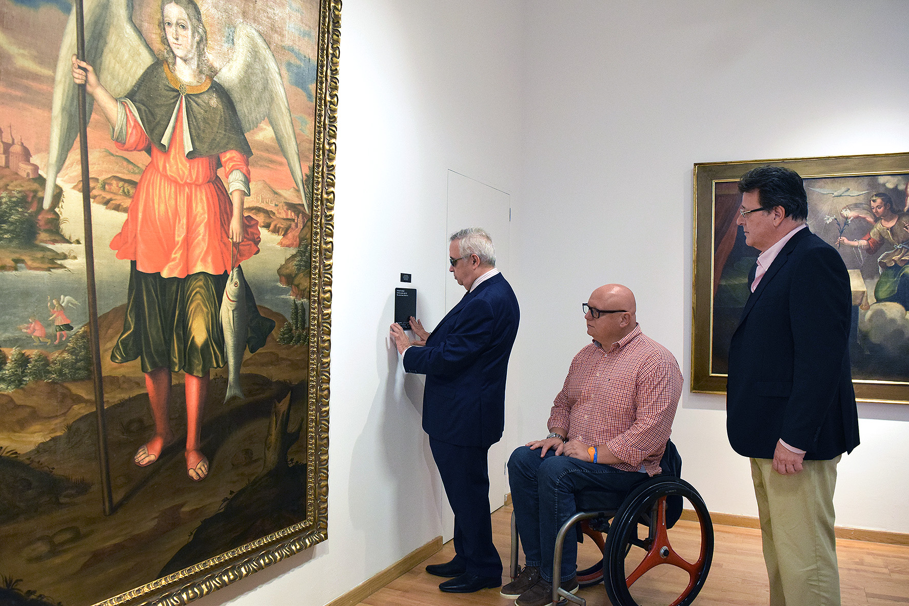 El Museo de Bellas Artes adapta su interior para las personas con discapacidad sensorial