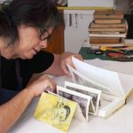 La artista Paqui Martín muestra en la Biblioteca Insular sus libros intervenidos