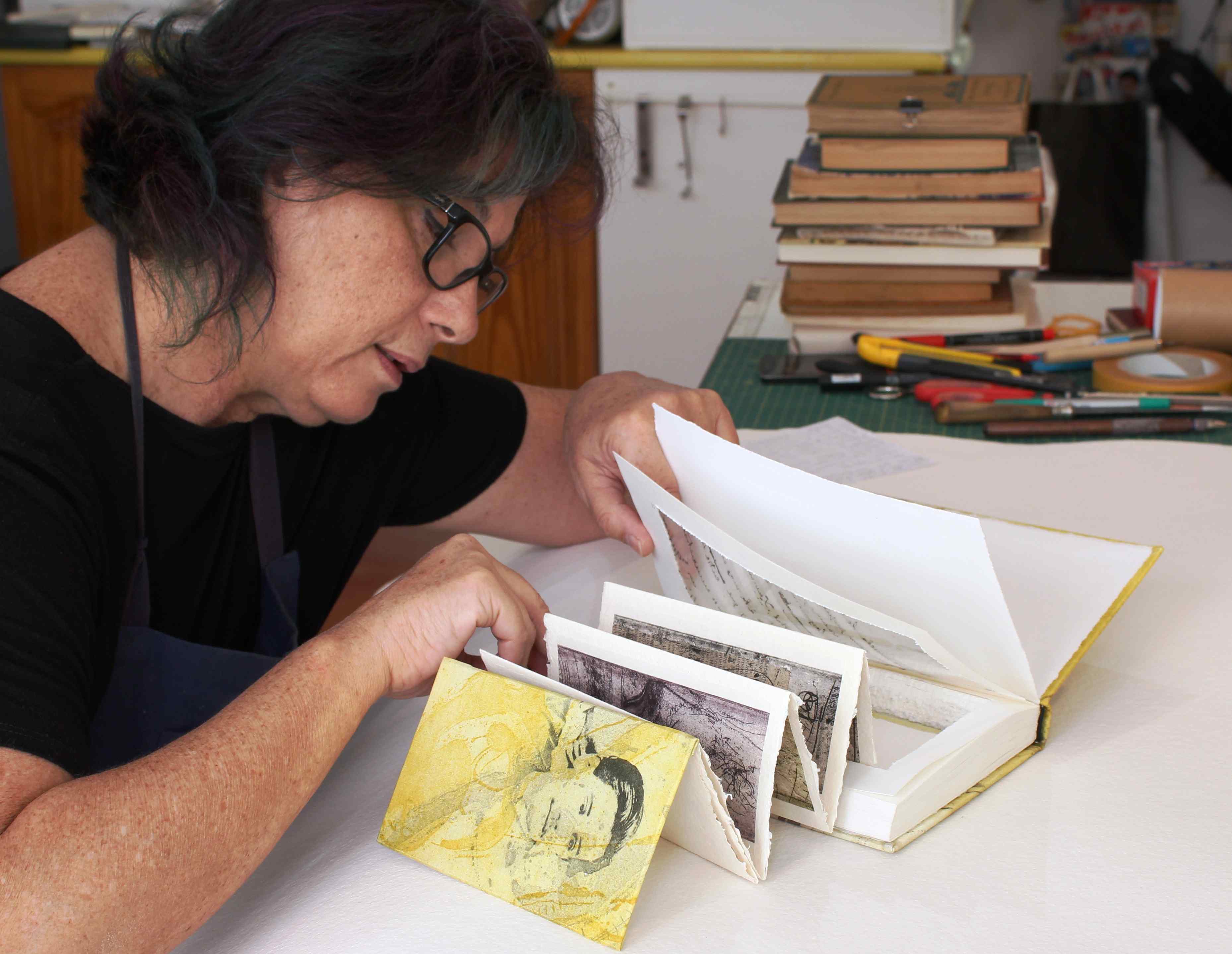 La artista Paqui Martín muestra en la Biblioteca Insular sus libros intervenidos